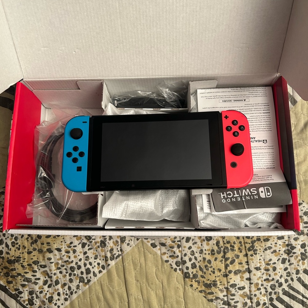 Nintendo Switch - Picture 4 of 9
